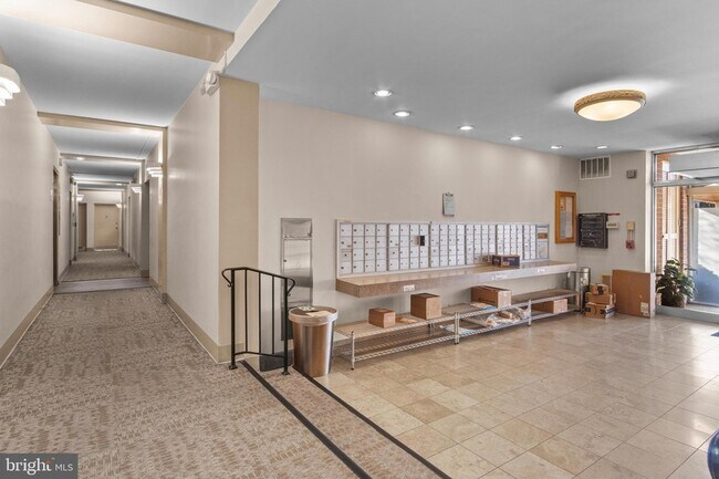 1931 N Cleveland St, Unit 213 in Arlington, VA - Foto de edificio - Building Photo