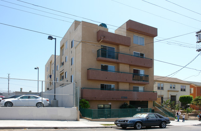 2796 Francis Ave in Los Angeles, CA - Foto de edificio - Building Photo