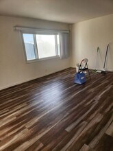 2061 W 104th St in Los Angeles, CA - Foto de edificio - Building Photo