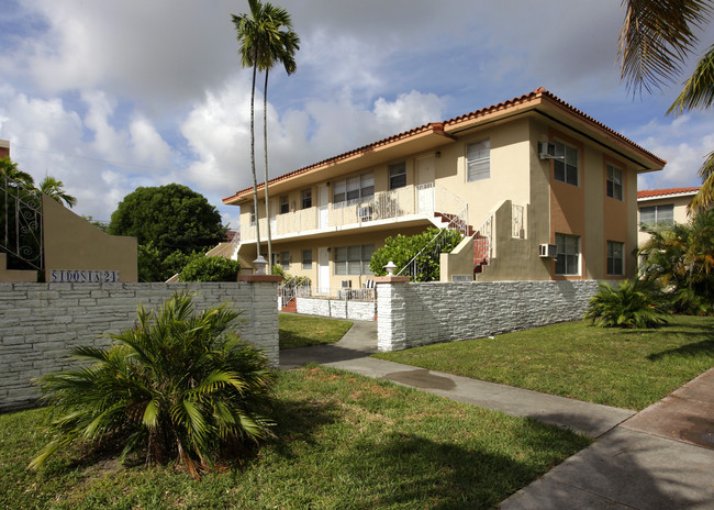 24-30 Sidonia Ave in Coral Gables, FL - Foto de edificio - Building Photo