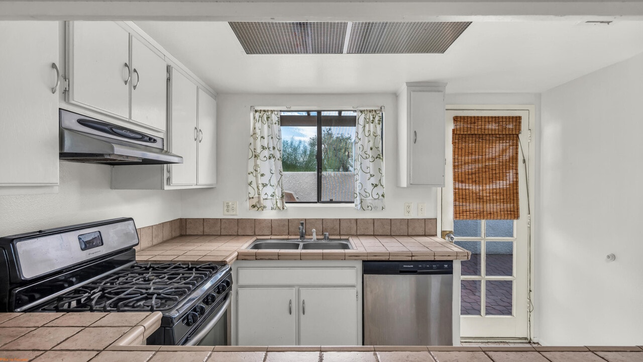 69575 Karen Way in Rancho Mirage, CA - Building Photo