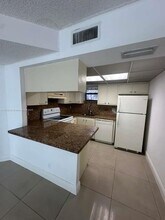 8290 Lake Dr in Doral, FL - Building Photo - Building Photo