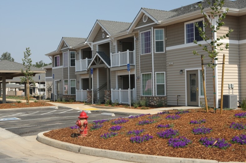 Blue Oak Court in Anderson, CA - Building Photo