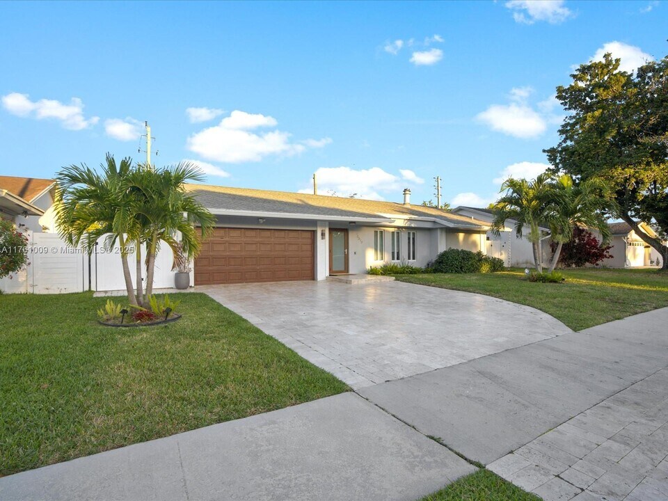 1398 SW 24th Terrace in Deerfield Beach, FL - Building Photo