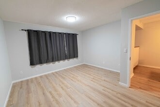 23949 Poplar Ct in Wood Village, OR - Building Photo - Building Photo