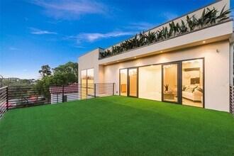 1622 Sylvan Ave in Dallas, TX - Building Photo - Building Photo