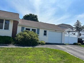 27 1/2 Greenway Dr in Syosset, NY - Building Photo - Building Photo