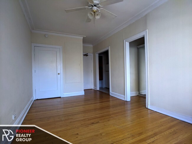 1160 N Dearborn St, Unit 415 in Chicago, IL - Building Photo - Building Photo