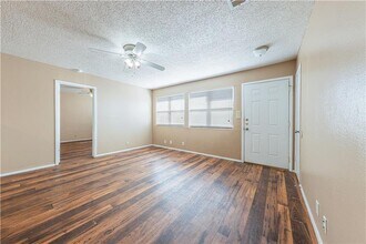 2604 S Bagdad Rd-Unit -B in Leander, TX - Building Photo - Building Photo
