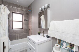 621 W Cornelia Ave in Chicago, IL - Building Photo - Building Photo