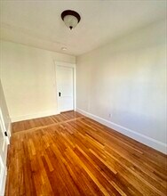 253 Brown St, Unit 1 in Waltham, MA - Building Photo - Building Photo