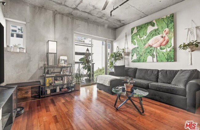 645 W 9th St, Unit 407 in Los Angeles, CA - Foto de edificio - Building Photo