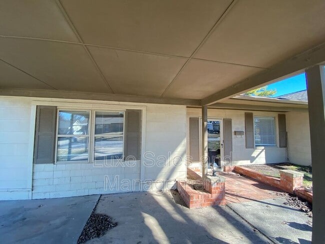 6017 NW 56th St in Warr Acres, OK - Building Photo - Building Photo