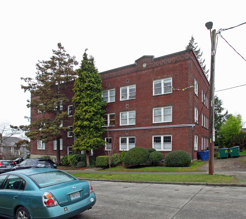 Lisa Carol Apartments in Seattle, WA - Building Photo