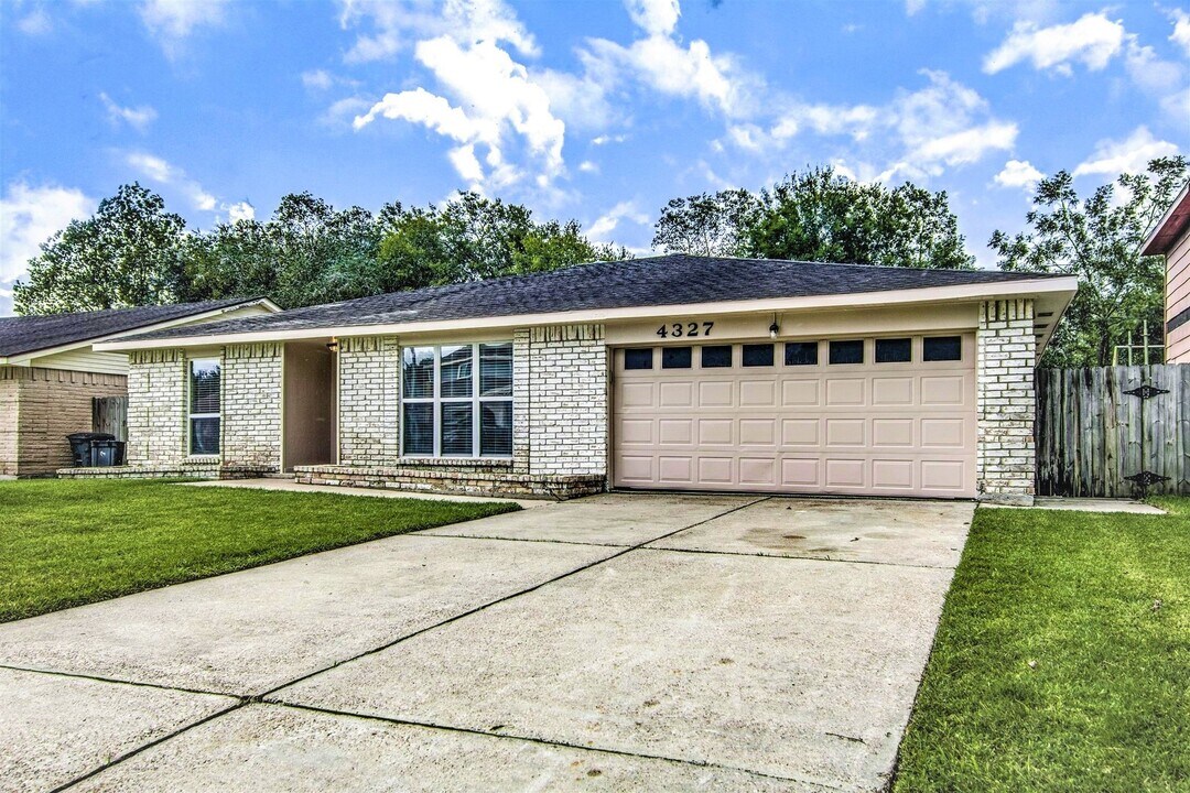 4327 Lucian Ln in Friendswood, TX - Building Photo