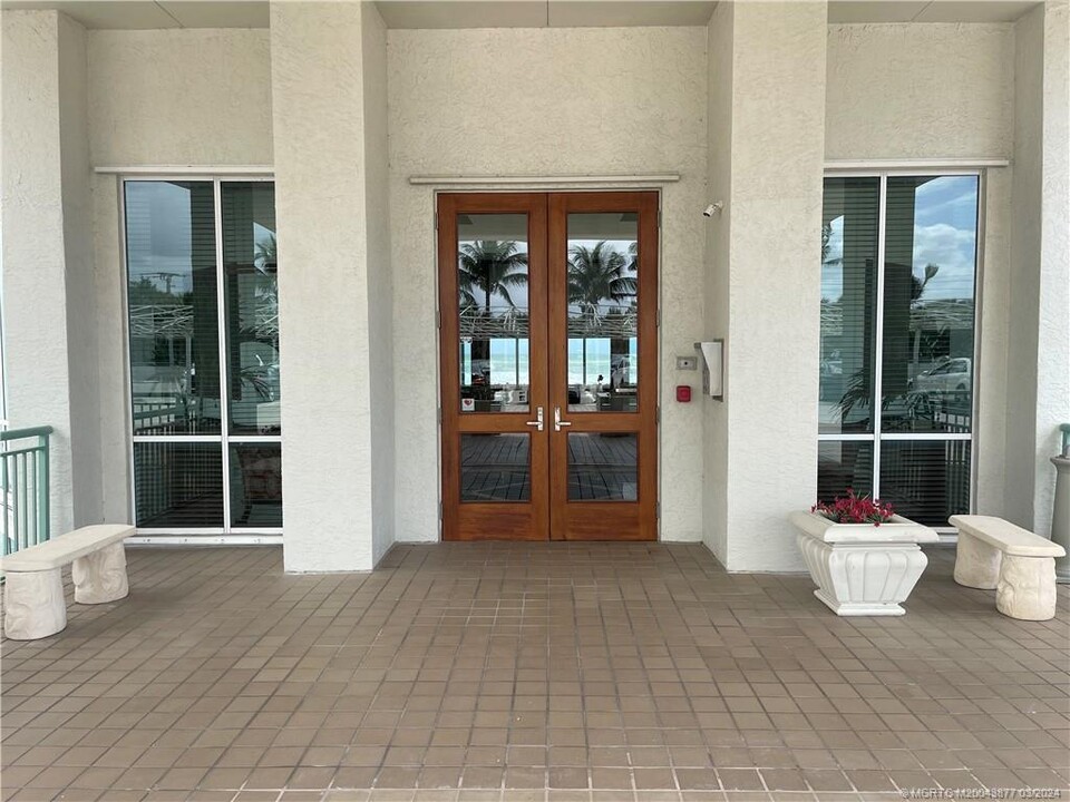 8600 S Ocean Dr in Jensen Beach, FL - Building Photo
