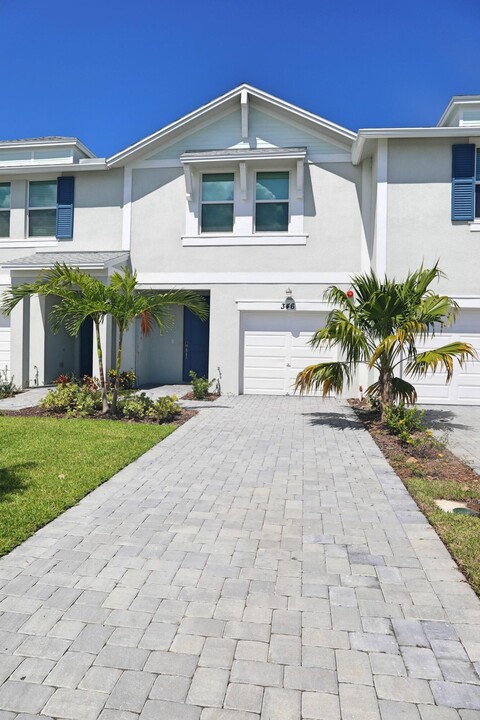 346 Salisbury Cir in White City, FL - Foto de edificio