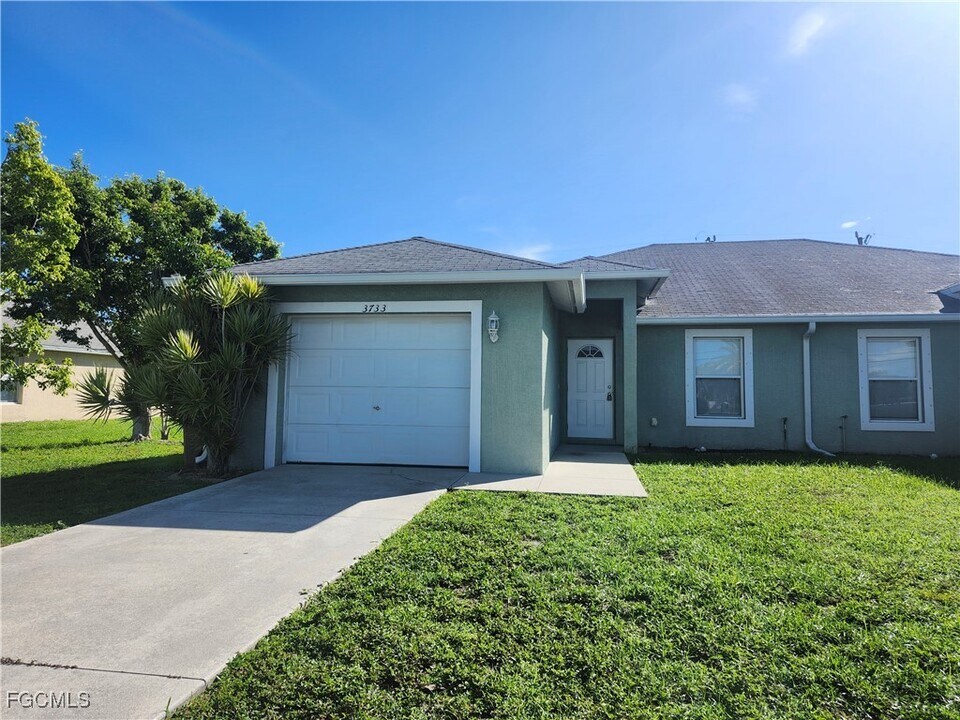 3733 Country Club Blvd in Cape Coral, FL - Building Photo