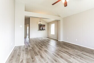 1012 James Donald Ln in Glenn Heights, TX - Building Photo - Building Photo