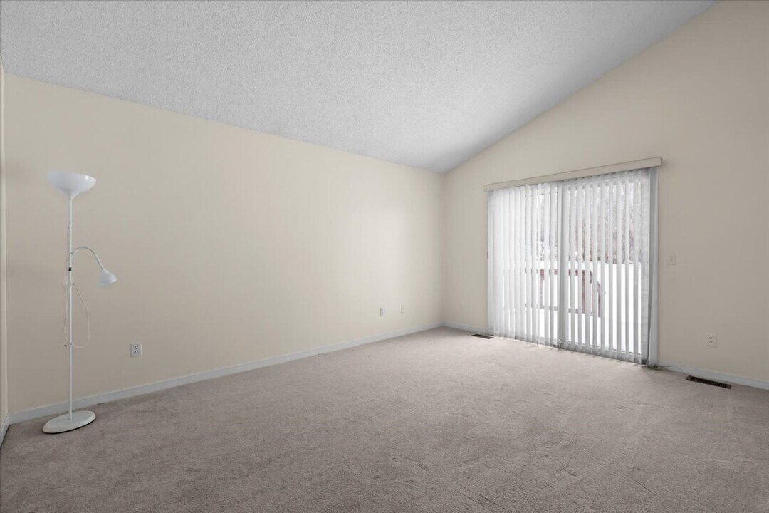 31112 Columbia Dr in Novi, MI - Building Photo