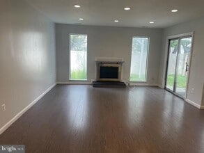 73 Winchester Dr in East Windsor, NJ - Building Photo - Building Photo