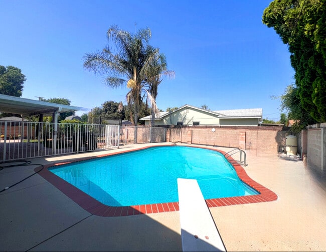 9601 Comanche Ave in Los Angeles, CA - Building Photo - Building Photo