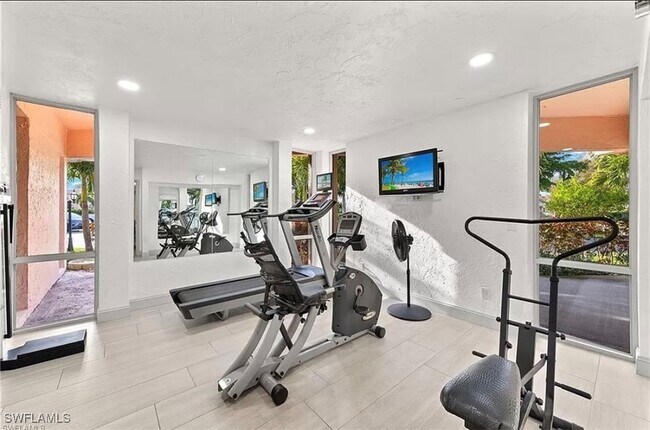 200 Forest Lakes Blvd in Naples, FL - Building Photo - Building Photo