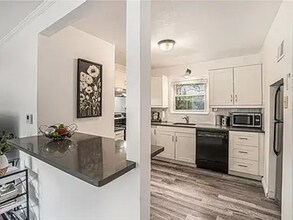 7648 Rainbow Ave in Mission Hills, KS - Building Photo - Building Photo