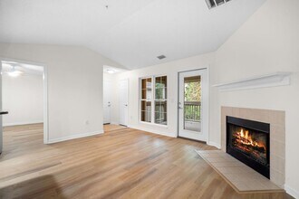 380 Marshland Rd in Hilton Head Island, SC - Foto de edificio - Building Photo