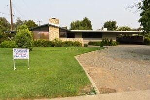 108 N Crenshaw St in Visalia, CA - Building Photo