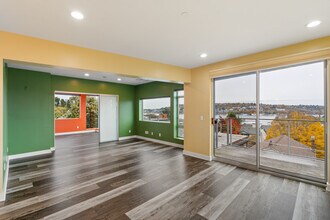 2731 Boylston Ave E, Unit 300 in Seattle, WA - Foto de edificio - Building Photo