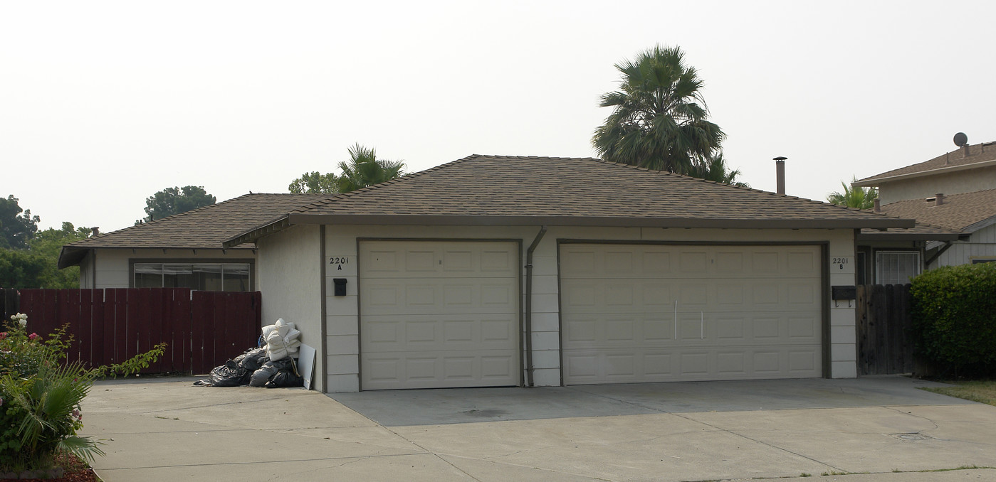 2201 Manzanita Way in Antioch, CA - Foto de edificio