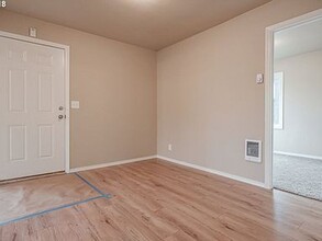 4105 Silverton Rd NE in Salem, OR - Foto de edificio - Building Photo