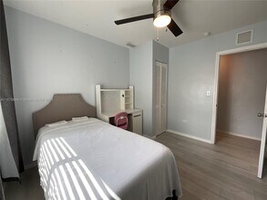 385 NW 129th St in North Miami, FL - Foto de edificio - Building Photo
