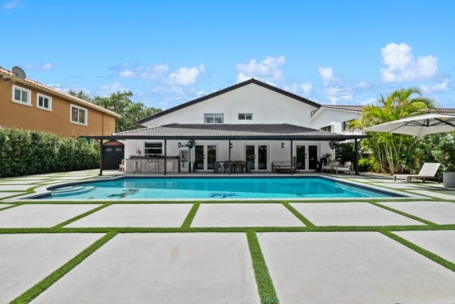 16811 NW 83rd Ave in Miami Lakes, FL - Building Photo - Building Photo