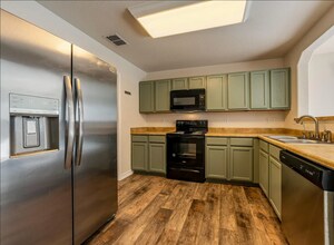 8314 Deer Creek Run in San Antonio, TX - Building Photo - Building Photo
