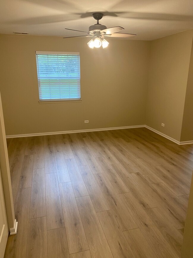 15 Gant Cir, Unit B in Streamwood, IL - Foto de edificio - Building Photo