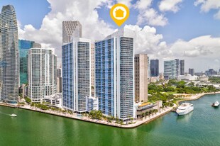 335 S Biscayne Blvd in Miami, FL - Building Photo