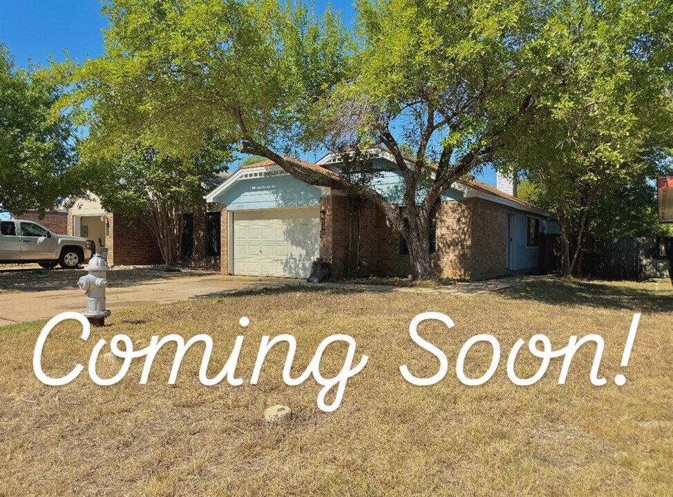 825 Mica Ln in Leander, TX - Building Photo