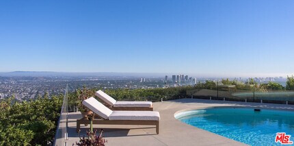 1542 Blue Jay Way in Los Angeles, CA - Building Photo - Building Photo