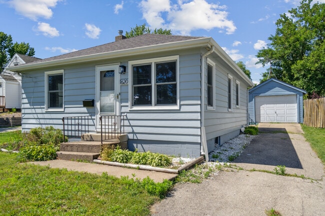 1620 34th St NE in Cedar Rapids, IA - Building Photo - Building Photo