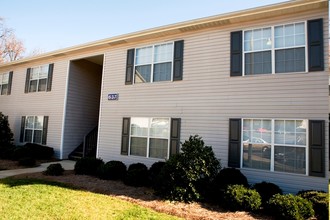 Cross Creek in Greensboro, NC - Foto de edificio - Building Photo