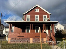 87 Winnikee Ave in Poughkeepsie, NY - Building Photo
