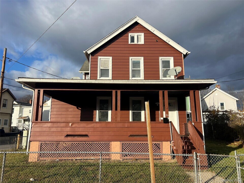 87 Winnikee Ave in Poughkeepsie, NY - Building Photo