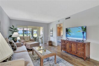 360 Charlemagne Blvd in Naples, FL - Building Photo - Building Photo