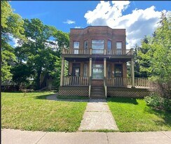 920 E 5th St in Duluth, MN - Building Photo