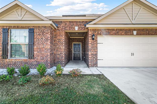 110 Magnolia Dr in Sanger, TX - Building Photo - Building Photo