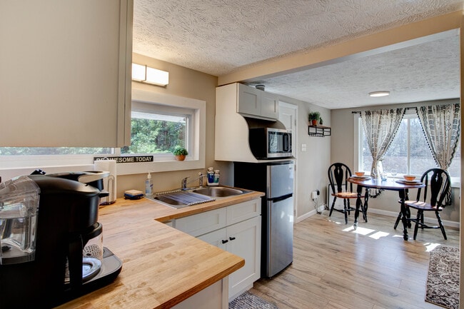 4403 Strawberry Plains Pike in Knoxville, TN - Building Photo - Building Photo