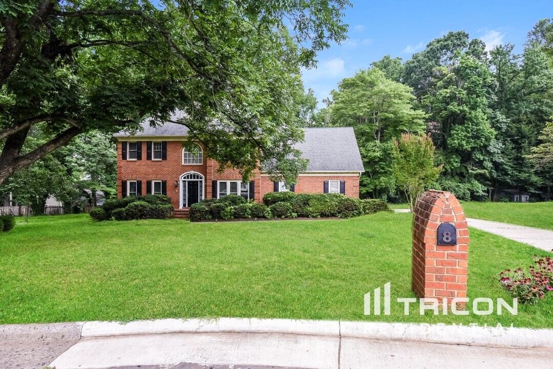 8 Dunkirk Pl in Greensboro, NC - Building Photo