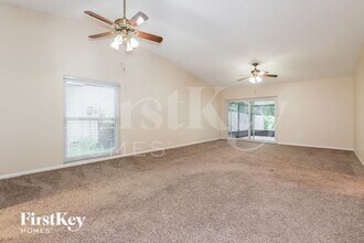 1739 Lakeview Village Dr in Brandon, FL - Foto de edificio - Building Photo